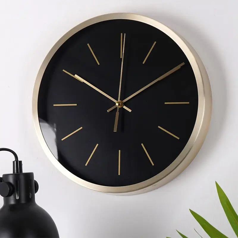 Rund guldig och svart väggklocka - 25cm